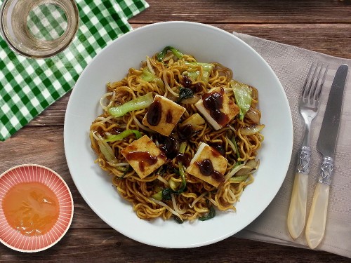 Hoisinnudeln mit gebratenem Tofu und Pak Choi