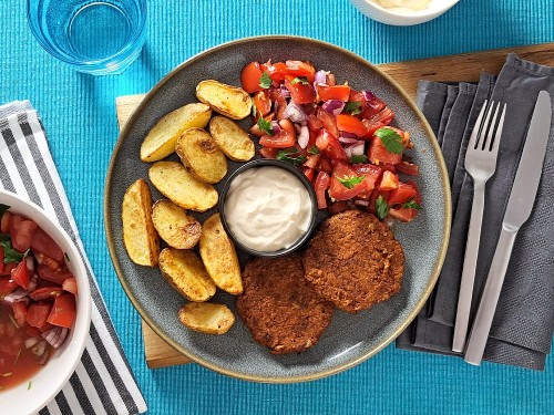 Indische Vegan-Buletten mit Röstkartoffeln