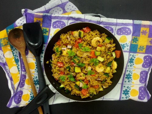 Indische Reispfanne mit Garnelen und Schinken