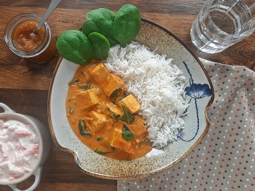 Indisches Palak Paneer mit Tofu zu Apfel Chutney und Möhrenraita