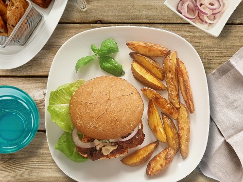 Italienischer Veggie-Burger mit getrockneten Tomaten und Basilikum-Mayo