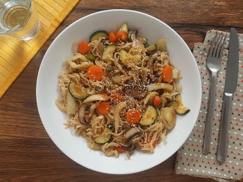 Japanischer Gemüsewok mit Mie-Nudeln und Teriyakisauce