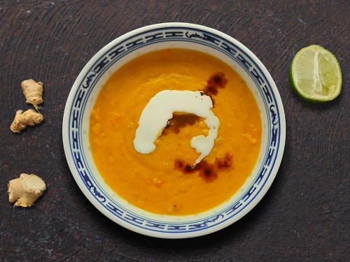 Exotische Kürbiscremesuppe mit Baguette aus dem Ofen