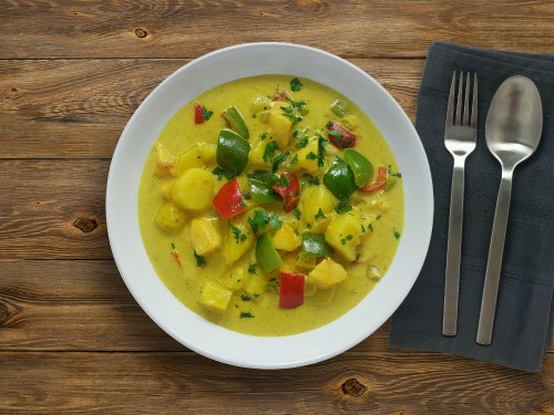 Kartoffel-Pfirsich-Curry mit veganer Sahne und Paprika