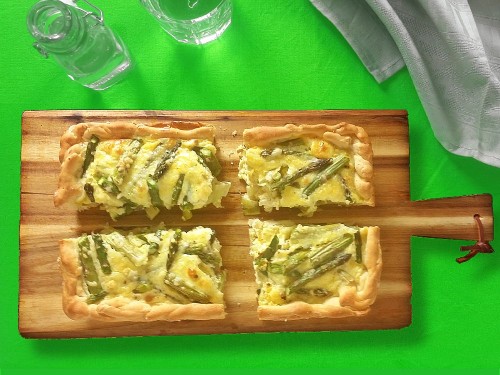 Knuspriger Spargelkuchen mit Porree und Käse