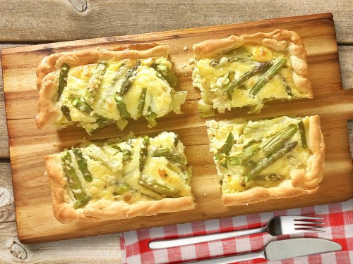 Knuspriger Spargelkuchen mit Porree und Käse