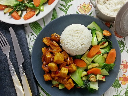Knuspriger Tofu mit Chutney-Orangen-Sauce und Wokgemüse