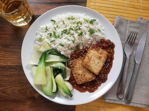 Knuspriger Tofu mit Soja-Birnen-Sauce zu Pak Choi und Reis mit Schnittlauch
