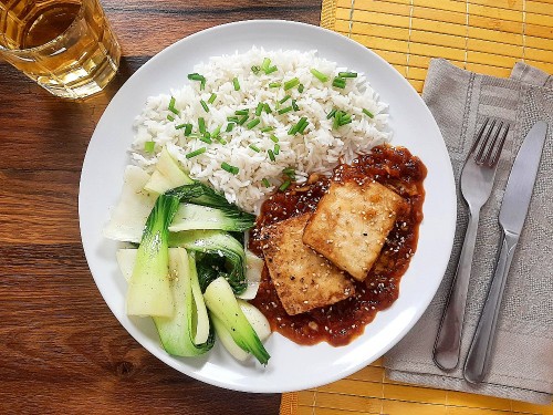 Knuspriger Tofu mit Soja-Birnen-Sauce zu Pak Choi und Reis mit Schnittlauch