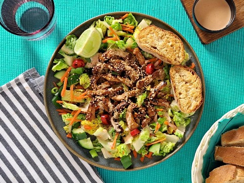 Koreanischer Salat mit Bulgogi-Pork dazu würziges Mayo-Dressing und Brot aus dem Ofen