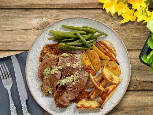 Lammbraten mit Kräuter-Senf-Kruste zu Kartoffelspalten und Haricot Verts