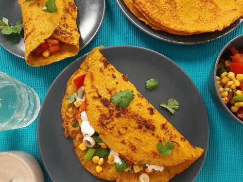 Maispfannkuchen mit Gemüsesalsa und Joghurt