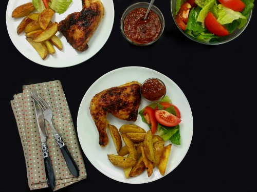 Marinierte Hähnchenteile mit Kartoffelspalten und Pfirsich-BBQ-Sauce