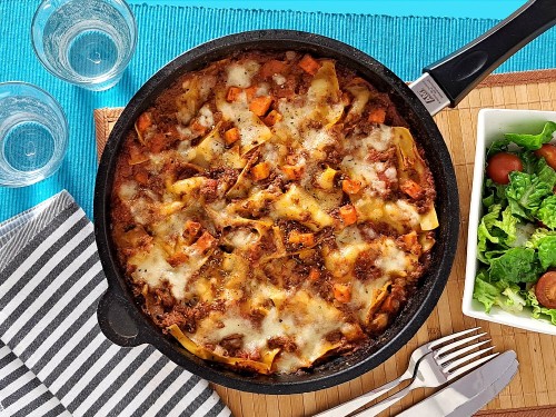 One-Pot-Lasagne mit Mozzarella und Grünsalat