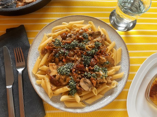 Champignon-Pasta mit sonnngetrockneten Tomaten und Pesto