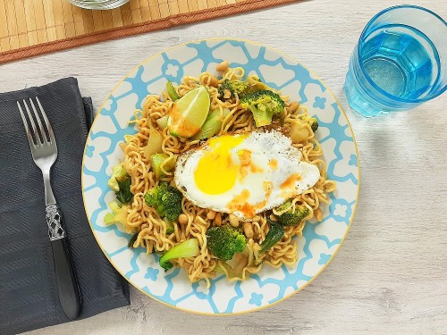Pad Thai mit Brokkoli, Pak Choi und Erdnusssauce 