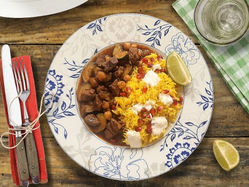 Persischer Rindereintopf mit gelbem Kurkumareis, Granatapfel und Joghurt