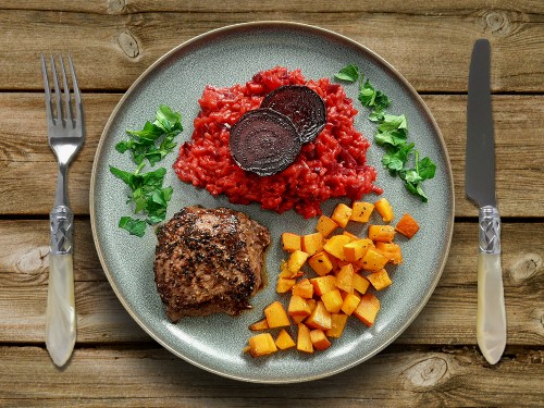 Pfeffersteak mit Rote-Bete-Risotto und Kürbiscroutons