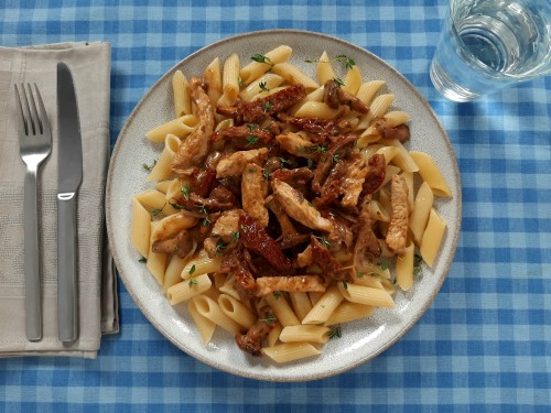 Pilz-Geflügel-Ragout auf Nudeln