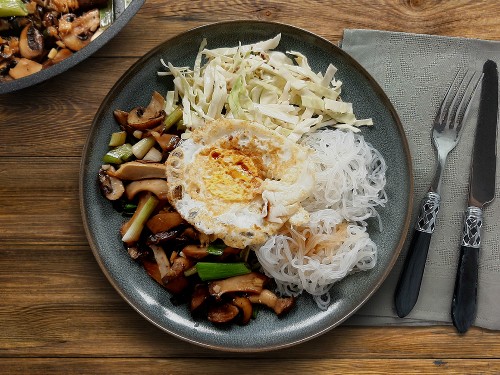 Pilzyakiniku mit japanischem Spitzkohlsalat, Ei und Glasnudeln