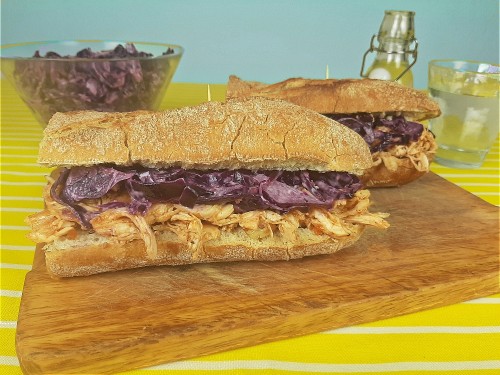 Pulled Chicken Baguette mit BBQ-Sauce gepaart mit leicht scharfem Rotkohlslaw