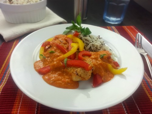 Putenschnitzel mit rauchiger Paprikasauce und Wildreis