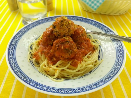 Ricotta-Frikadellen in Tomatensauce