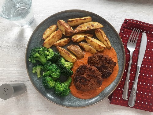 Rinderhacksteaks mit Ajwarsauce 