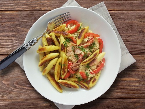 Schupfnudeln-Sauerkraut-Pfanne mit Kasseler und Dill