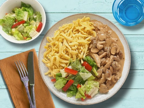 Vegetarisches Rahmgeschnetzeltes mit Pilzen zu Eierspätzle und Paprika-Grünsalat