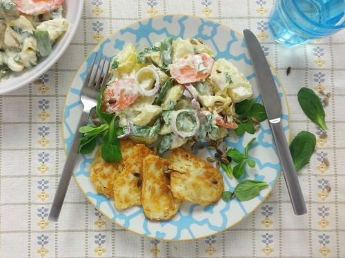 Kartoffelsalat mit Möhren und Zuckererbsen 