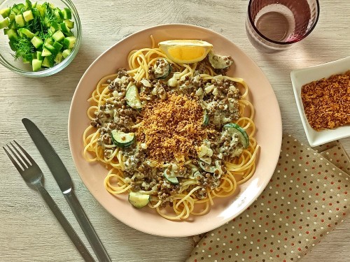 Spaghetti mit Linsencremesauce zu Pangrattato und Gurkensalat