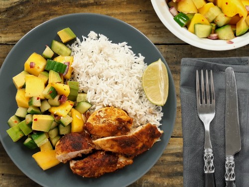 Tandoorihähnchen mit Avocado-Mango-Salsa dazu Basmatireis