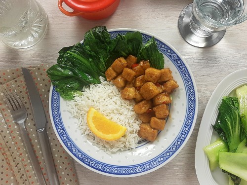 Tofuwürfel in fruchtig-würziger Sauce mit Pak Choi und Reis