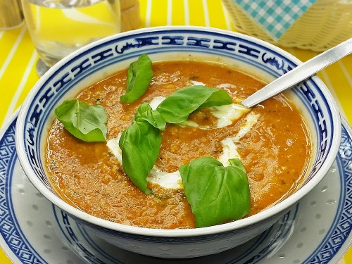 Tomaten-Mais-Suppe mit roten Linsen und frischem Basilikum