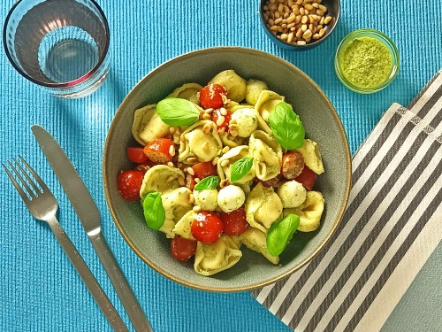 Tortellini-Salat mit dreierlei Käse