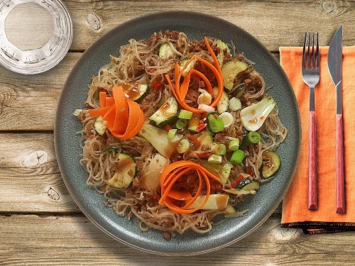 Veganer Glasnudel-Hack-Wok