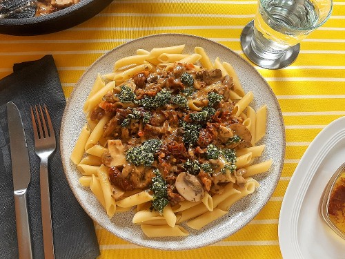 Champignon-Pasta mit sonnngetrockneten Tomaten und Pesto