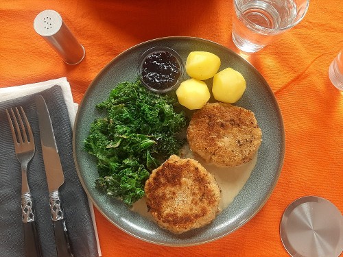 Vegane Frikadellen und Salzkartoffeln