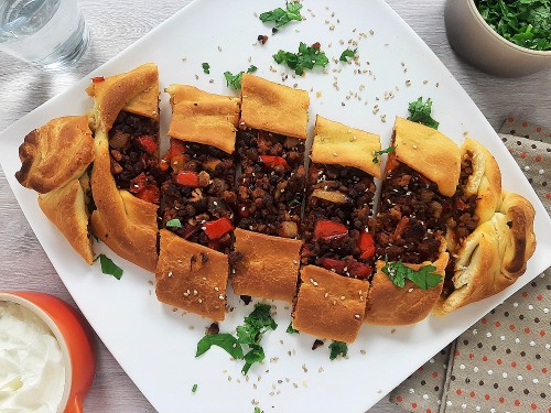 Vegetarische Paprika-Hack-Pide mit Schmand und Petersilie