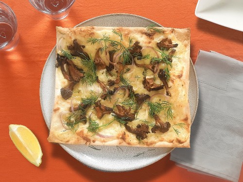 Sommer-Flammkuchen mit Pfifferlingen, Dill und Zitronenöl