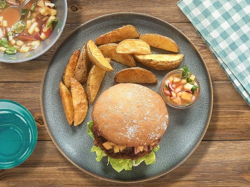 Veggie-Burger mit Nektarinensalsa zu ofengebackenen Kartoffelspalten