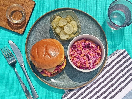 Veggie Cheeseburger mit Hot Honey zu Rotkohl-Möhren-Slaw und Burgergurken
