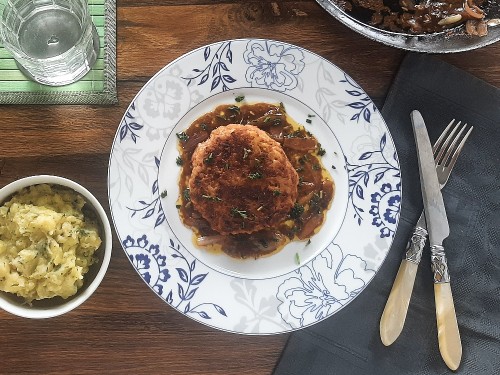 Veggie Frikadellen mit Käse zu geschmorter Zwiebel und Kartoffel-Sellerie-Püree