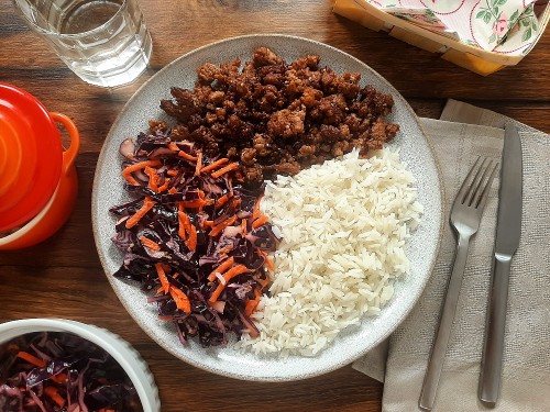 Vietnameischer Rotkohl-Möhren-Salat mit scharfem Vegan-Hack und Jasminreis