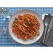 BBQ-marinierte Lachsspieße zu Gewürzreis mit Paprika und Champignons