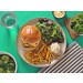Veggie Cheeseburger mit Honig-Senf-Mayo zu dillgepickelter Gurke, Pommes und Sourcream