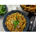 Maccheroni mit rotem Pesto zu Zucchini und weißen Riesenbohnen