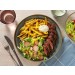 Mariniertes Rinderhüftsteak mit knusprigen Pommes, Sourcream und Radieschen-Romana-Salat