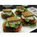 Sandwich-Hamburger mit Kräuterremoulade und Mixed-Bean-Salat